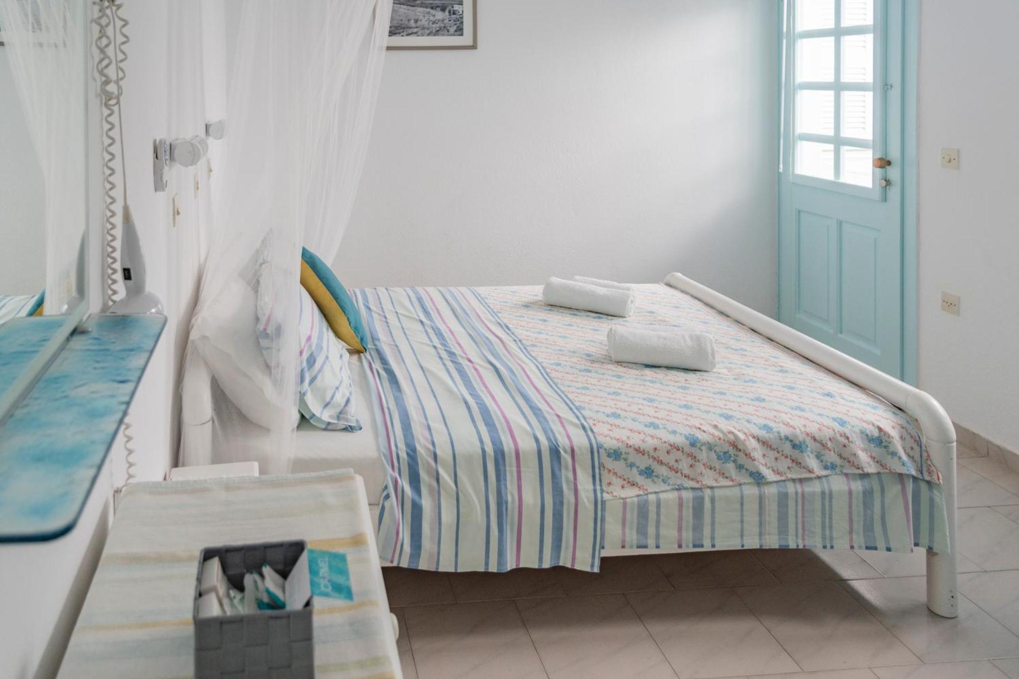 Paroscarmel Studio-Apartment Logaras Oda fotoğraf