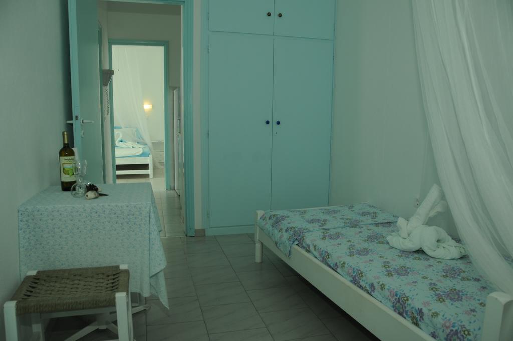 Paroscarmel Studio-Apartment Logaras Oda fotoğraf